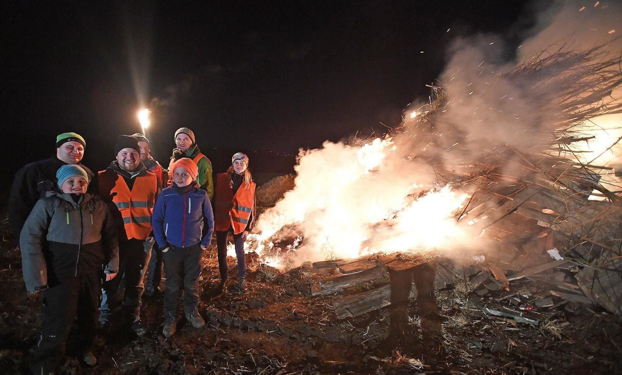 Landwirte entzünden ein Mahnfeuer für den Protest und Dialog