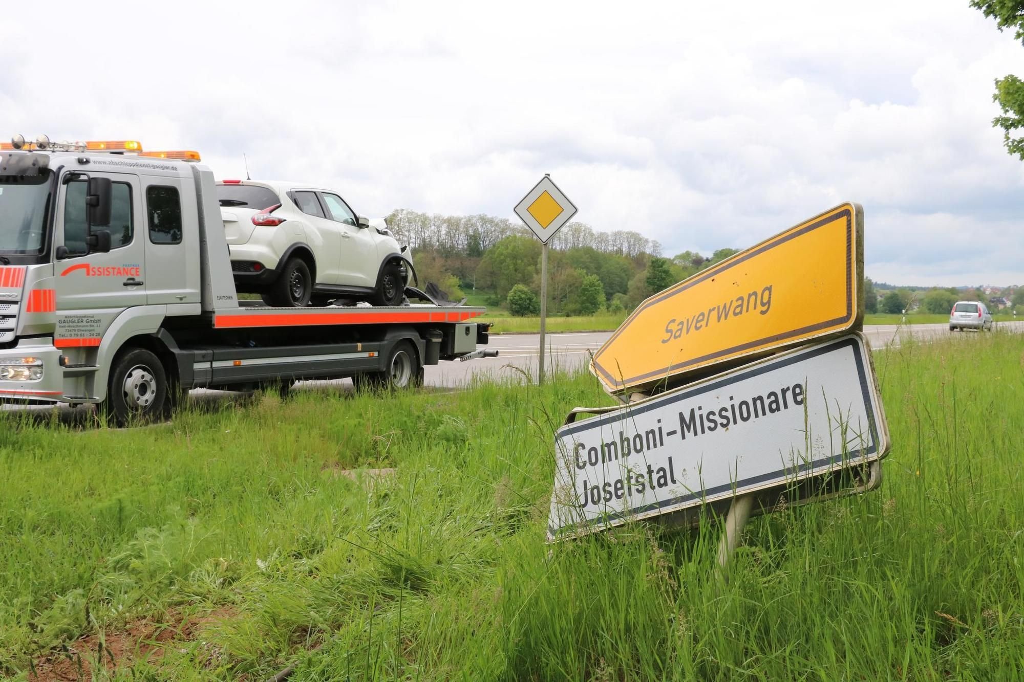 Auto Landet Auf Dach Drei Verletzte Werden Nach Unfall Auf B290 In