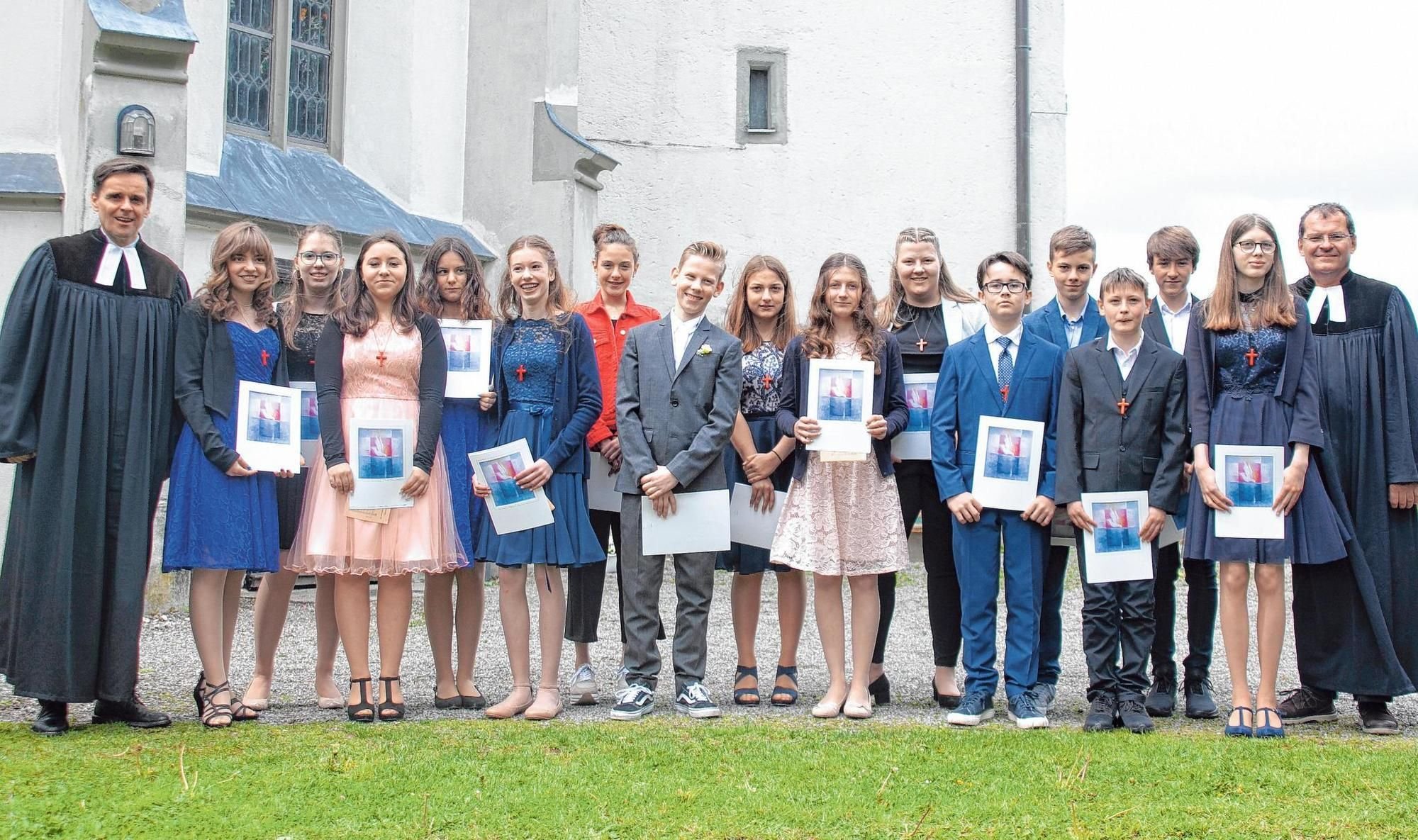 26 Jugendliche Feiern In Der Kirche St Verena Ihre Konfirmation