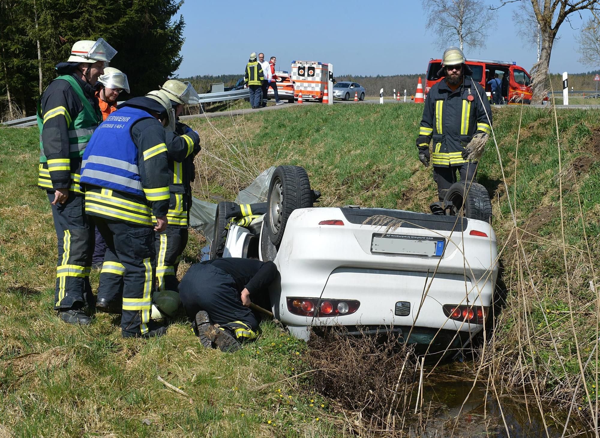 Auto Landet Im Graben