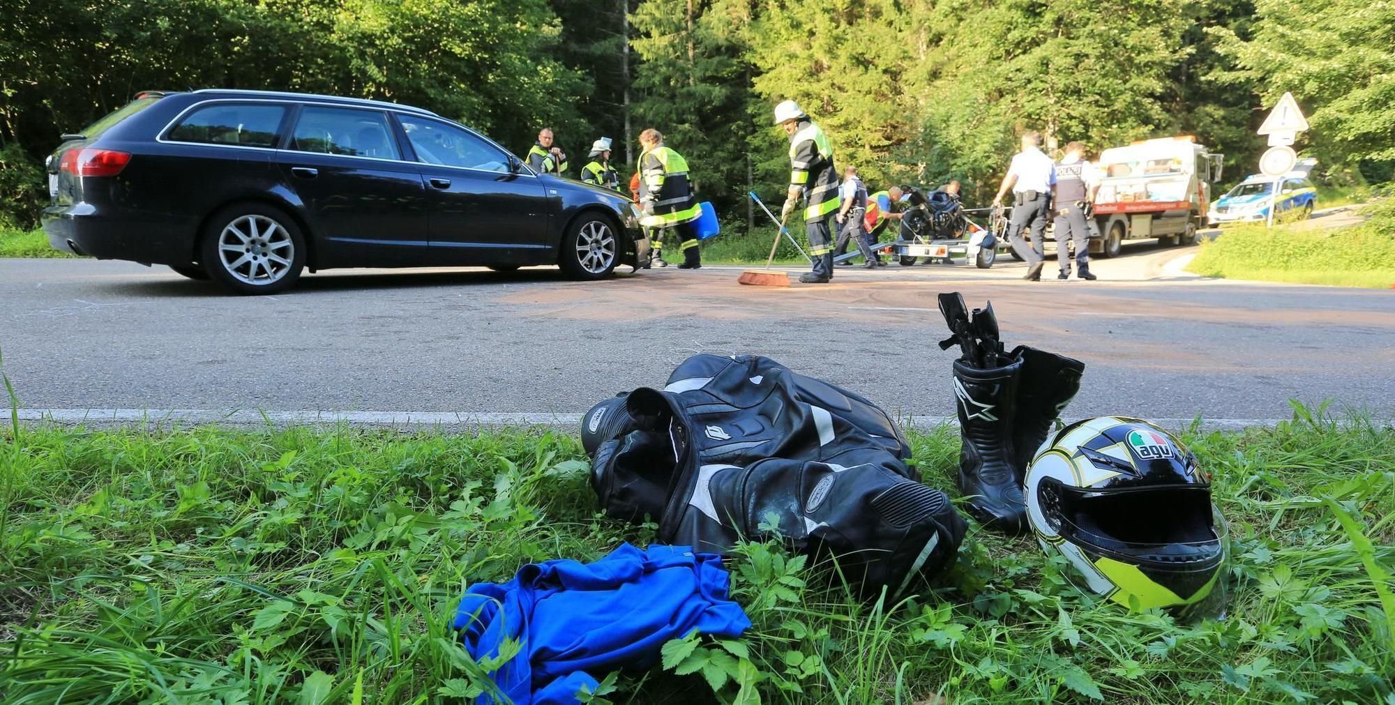 Audifahrer übersieht Biker und verletzt ihn schwer