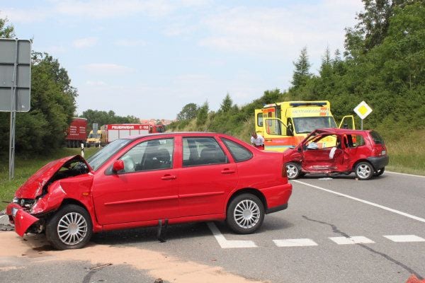 Zusammensto Zwei Autofahrer Werden Schwer Verletzt