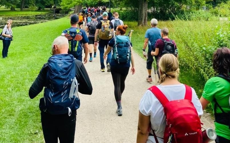 Vier Helden Meistern Kilometer Marsch