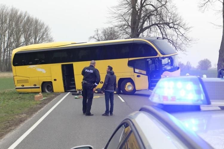 Video Bus Wendemanöver endet im Graben