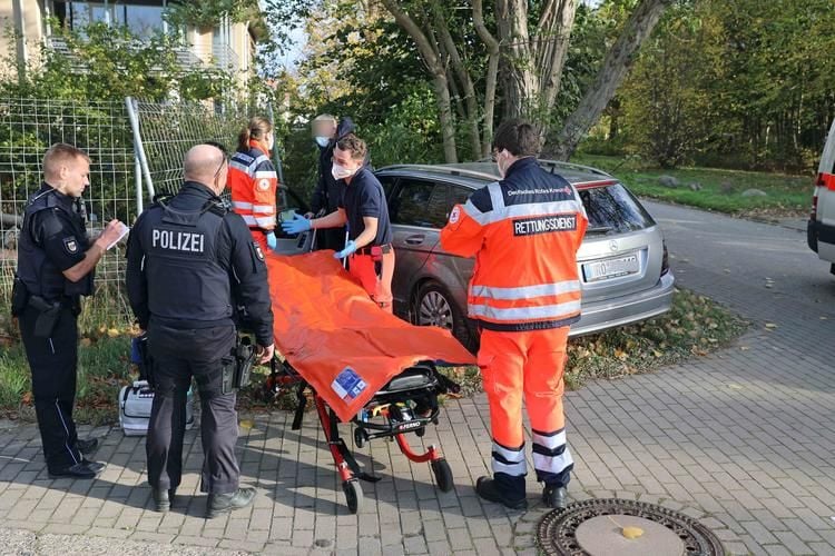 Mercedesfahrer kracht mittags im Vollrausch in zwei Zäune