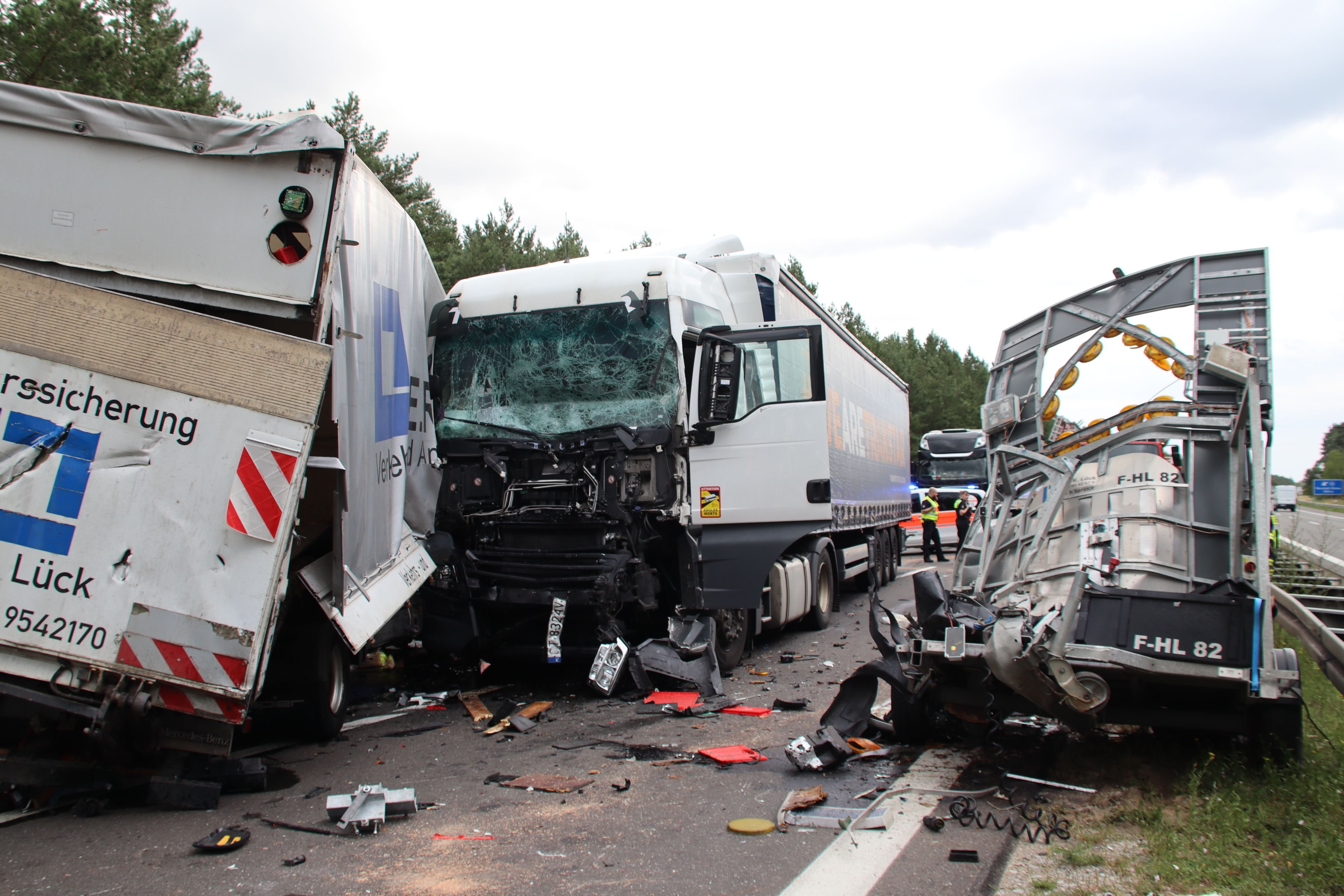 Autobahn In Richtung Hamburg Nach Schwerem Lkw Unfall Gesperrt