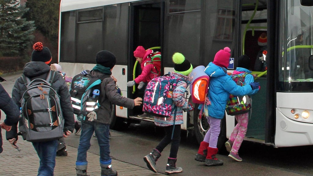Mit Schülern besetzter Bus kollidiert mit Auto