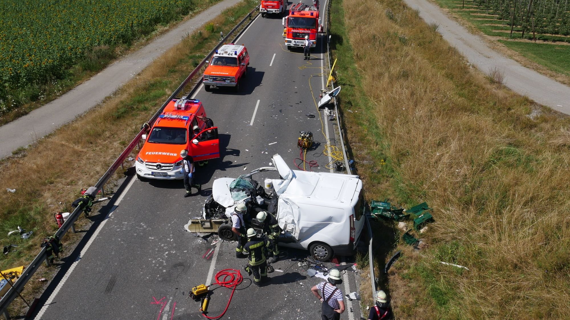 Kastenwagen Kracht Auf B 30 In Gegenverkehr – Zwei Schwerverletzte