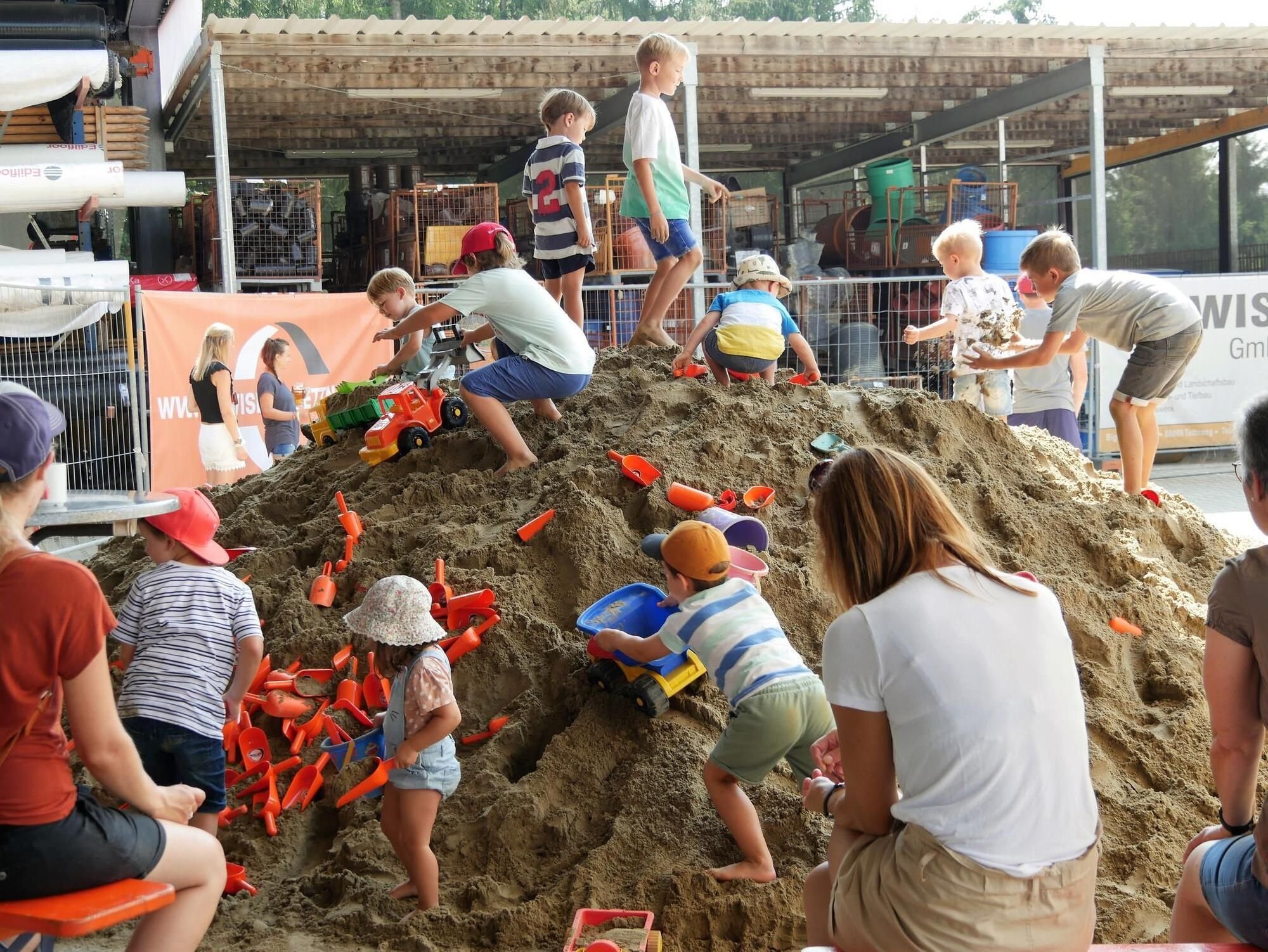 Kinder haben Spaß im „größten Sandkasten Tettnangs“