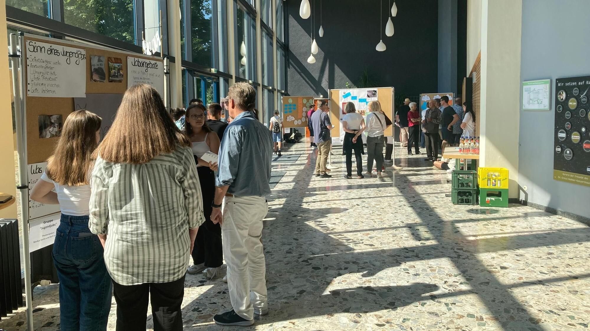 Kostenlose Binden, sanierter Sportplatz, neues Hallenbad: Schüler verändern Trossingen