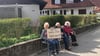Sitzstreik in Hege: Zwei Rentnerinnen und ein Rentner protestieren gegen Wohnsiedlung