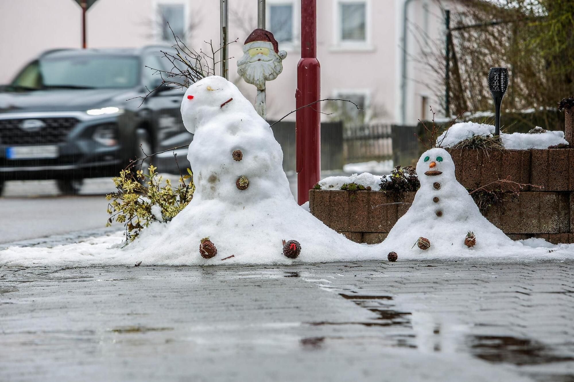 Der Schnee schmilzt die Wasserstände steigen