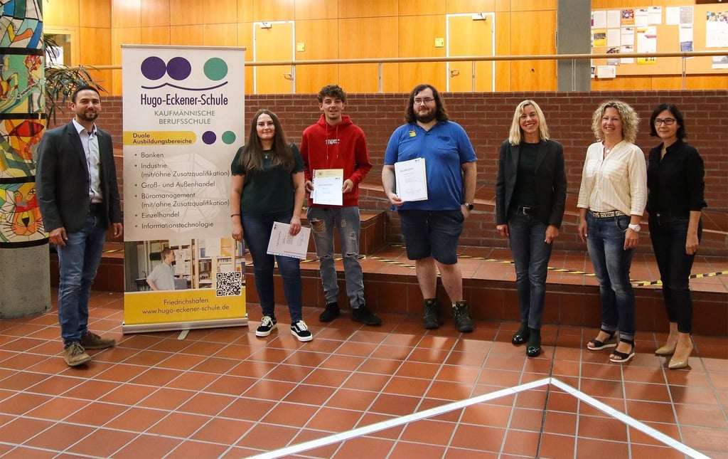 HugoEckenerSchule verabschiedet 103 Kaufleute