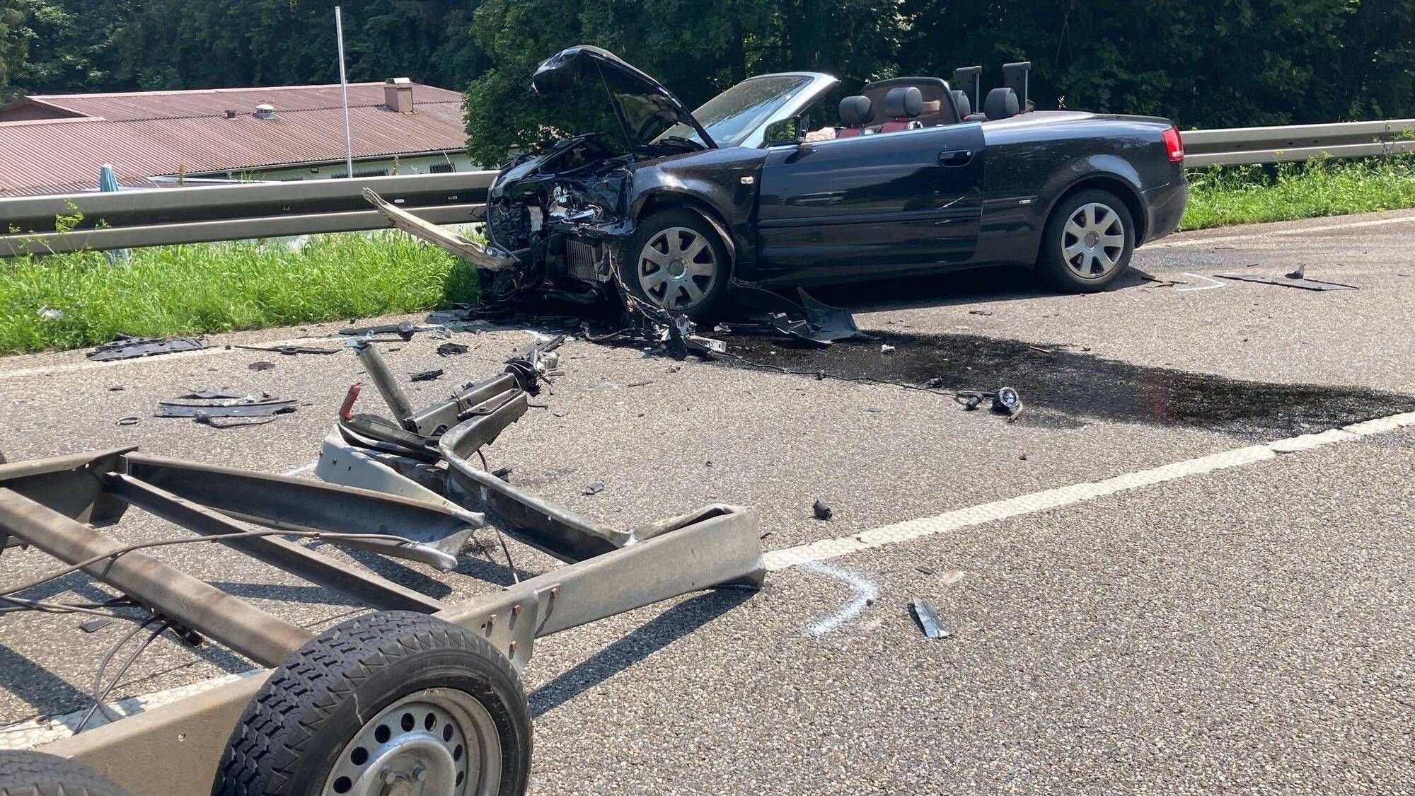 Unfall Auf B30 Bei Bad Waldsee: Hänger Löst Sich Und Prallt Auf Auto