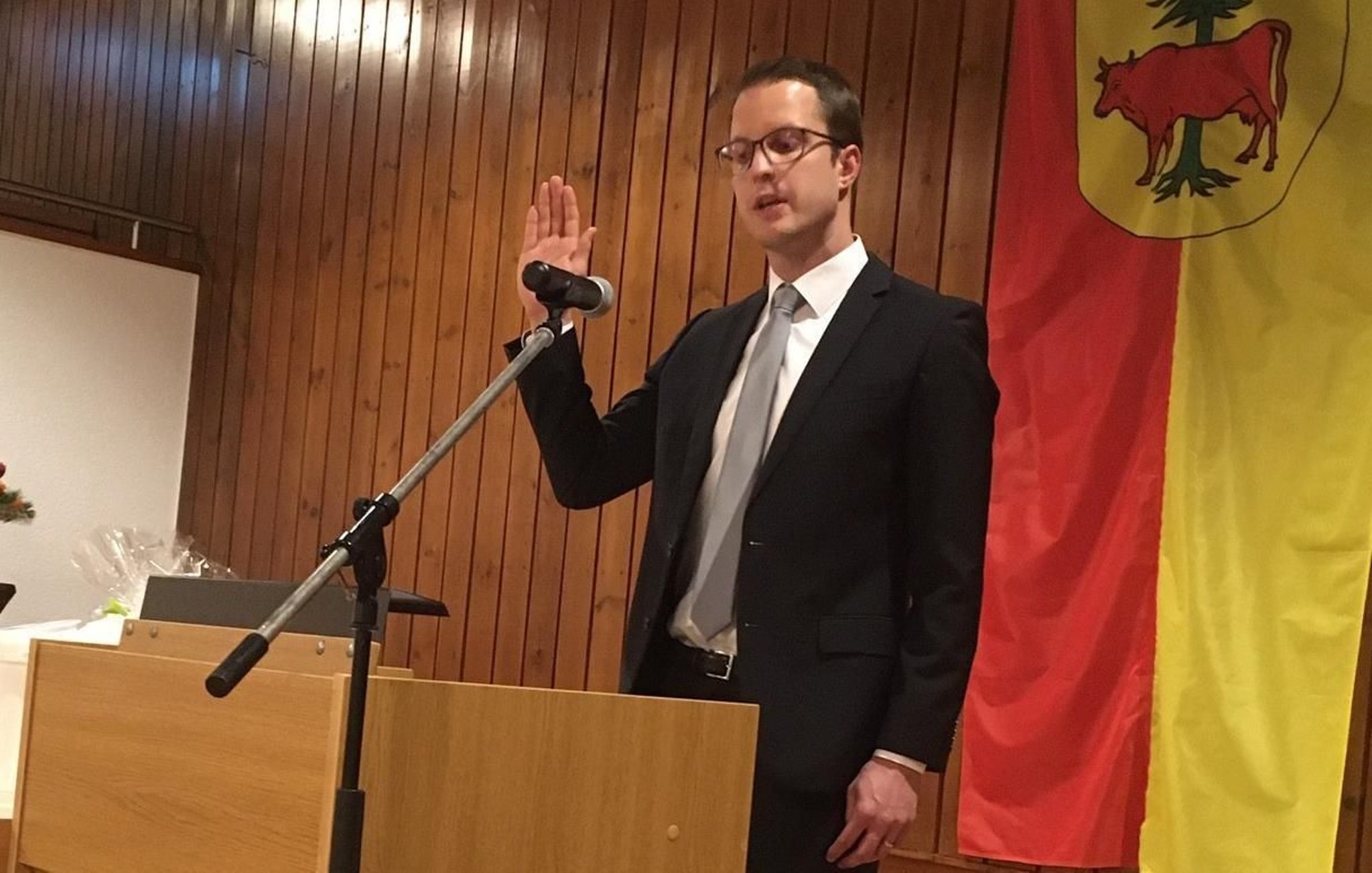 Talheims neuer Bürgermeister Andreas Zuhl legt Amtseid ab