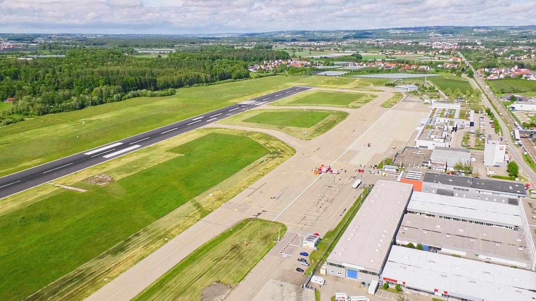 Friedrichshafen Flughafen Plane Park Price www.schwaebische.de