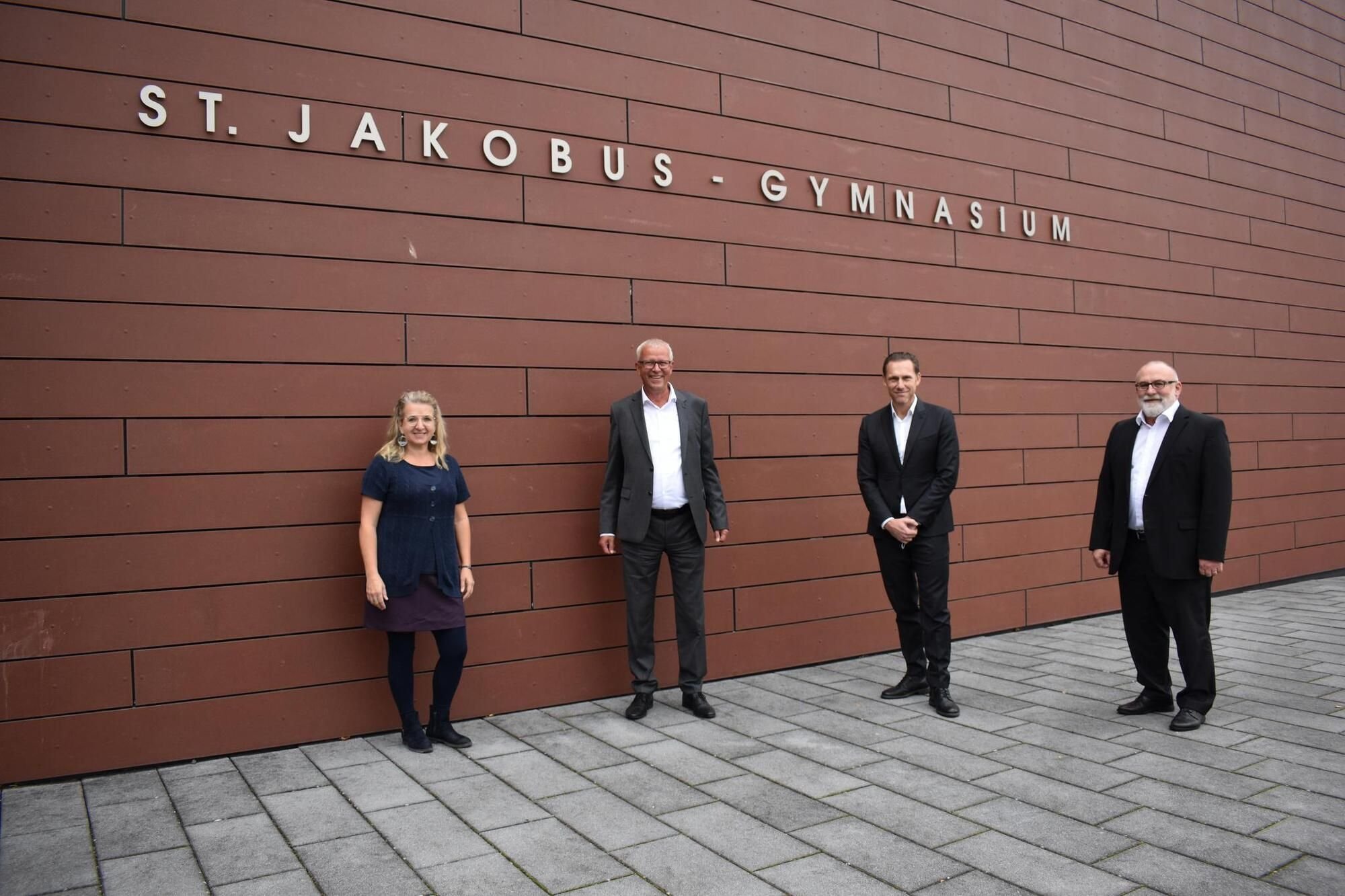 Abtsgmünder Bank spendet 2500 Euro für SanktJakobusGymnasium