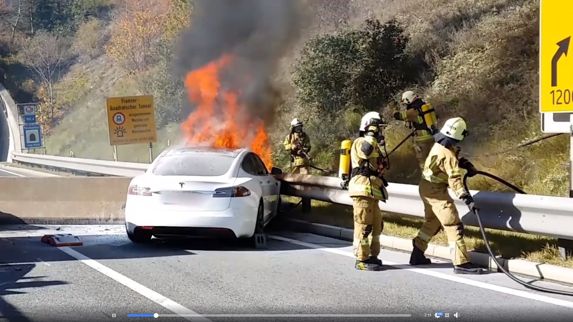 Wie die Feuerwehr mit brennenden Elektroautos umgeht