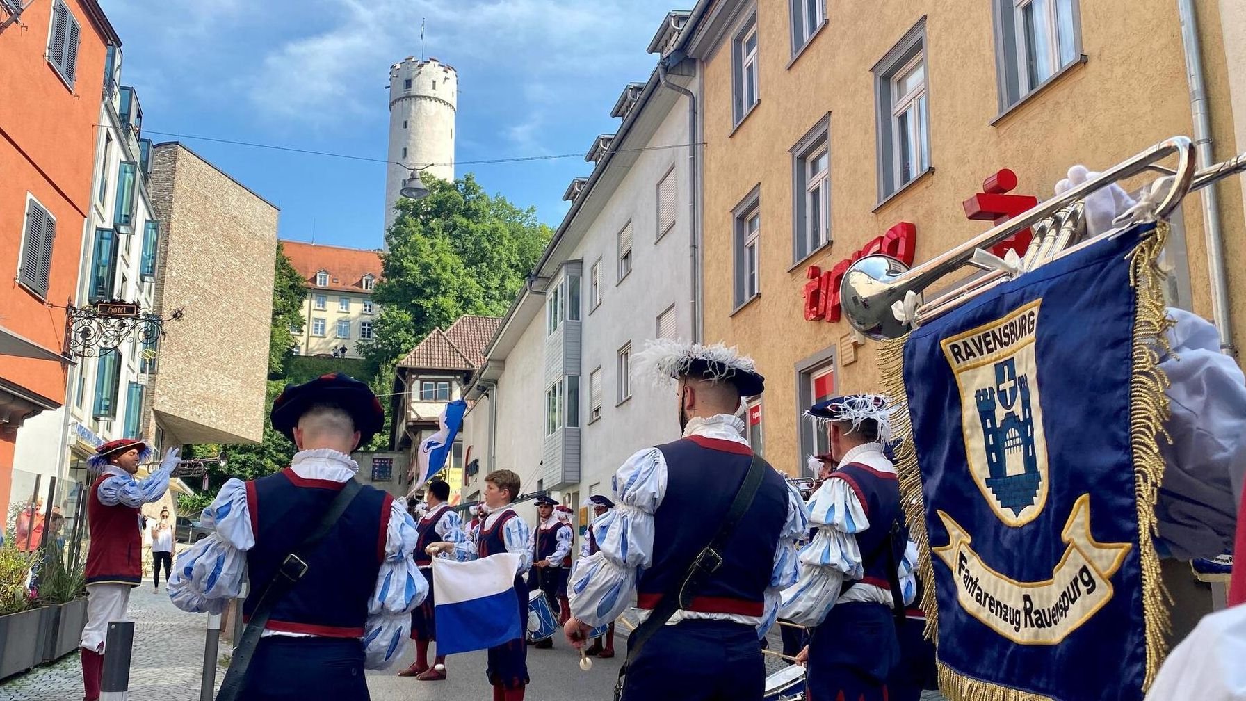 Ravensburger feiern Mini-Rutenfest mit Mund- und Regenschutz