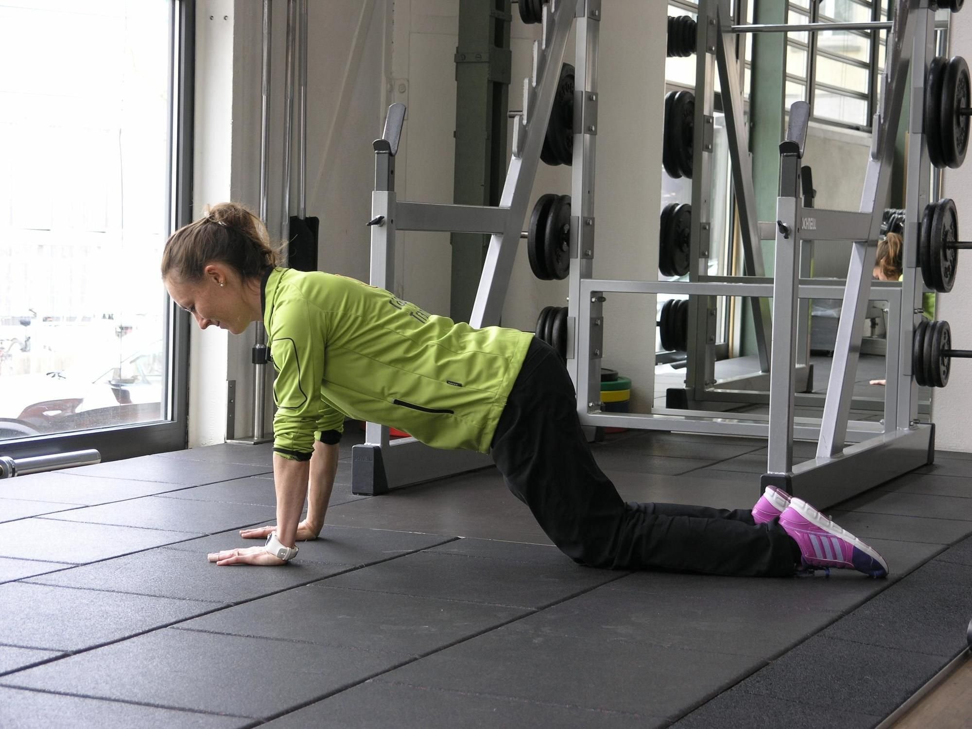 Fitness für zu Hause Liegestütze auf den Knien