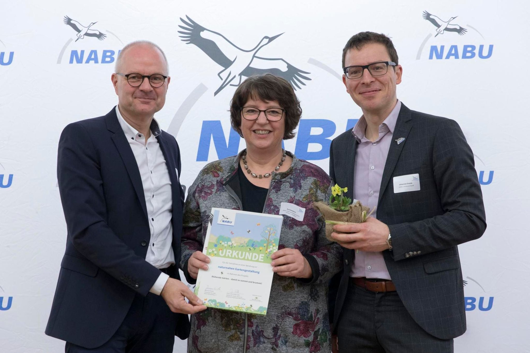Im Auftrag der Natur vor dem Haus