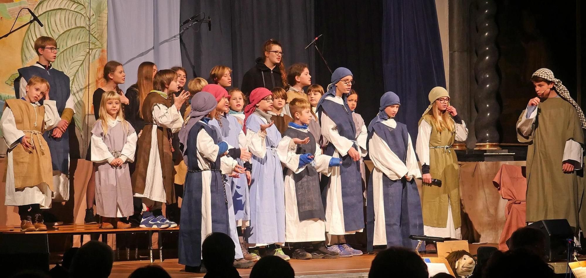 Kinder und Jugendliche inszenieren das Musical „Noah unterm Regenbogen“