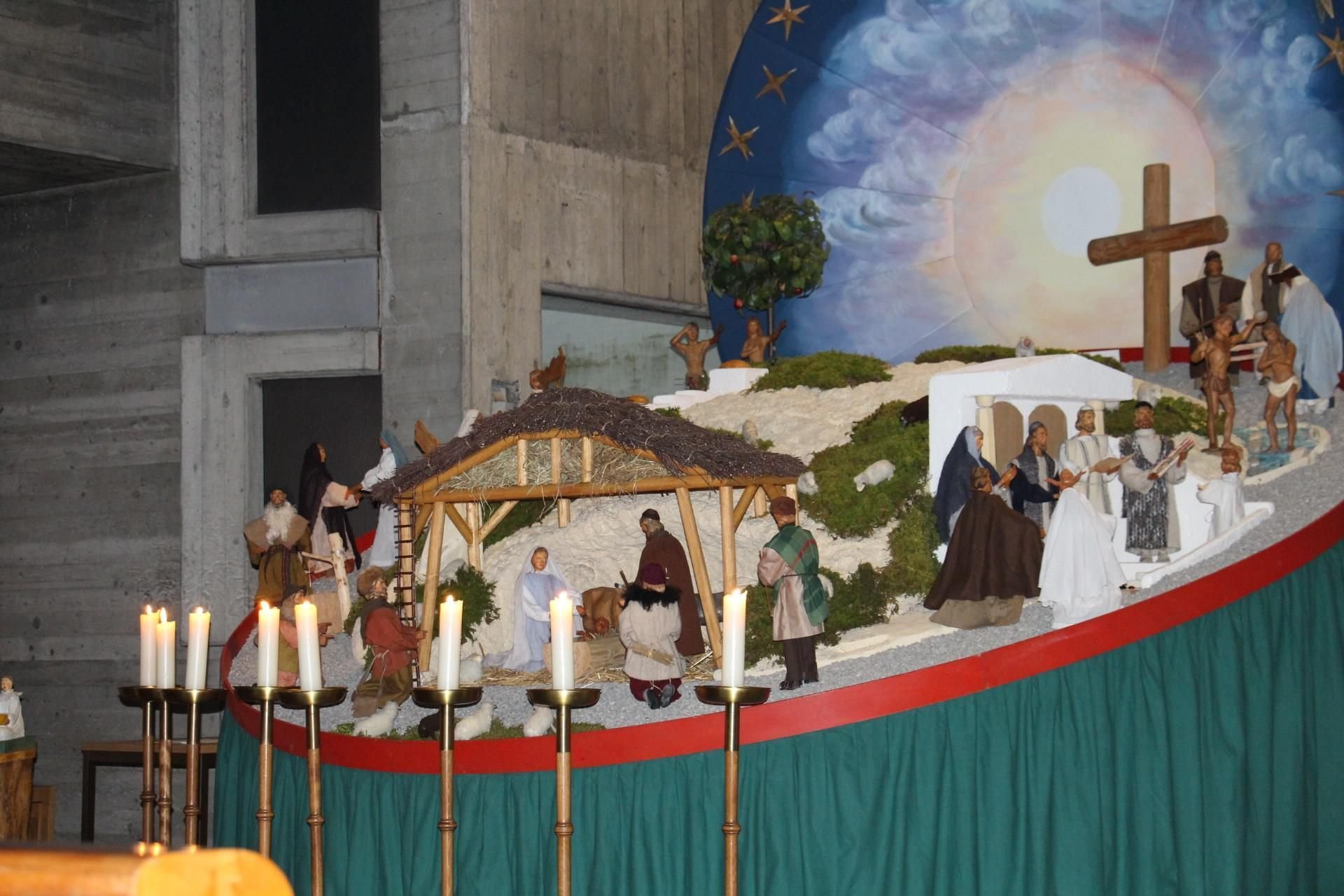 Weihnachtskrippe schmückt die Kirche St. Verena