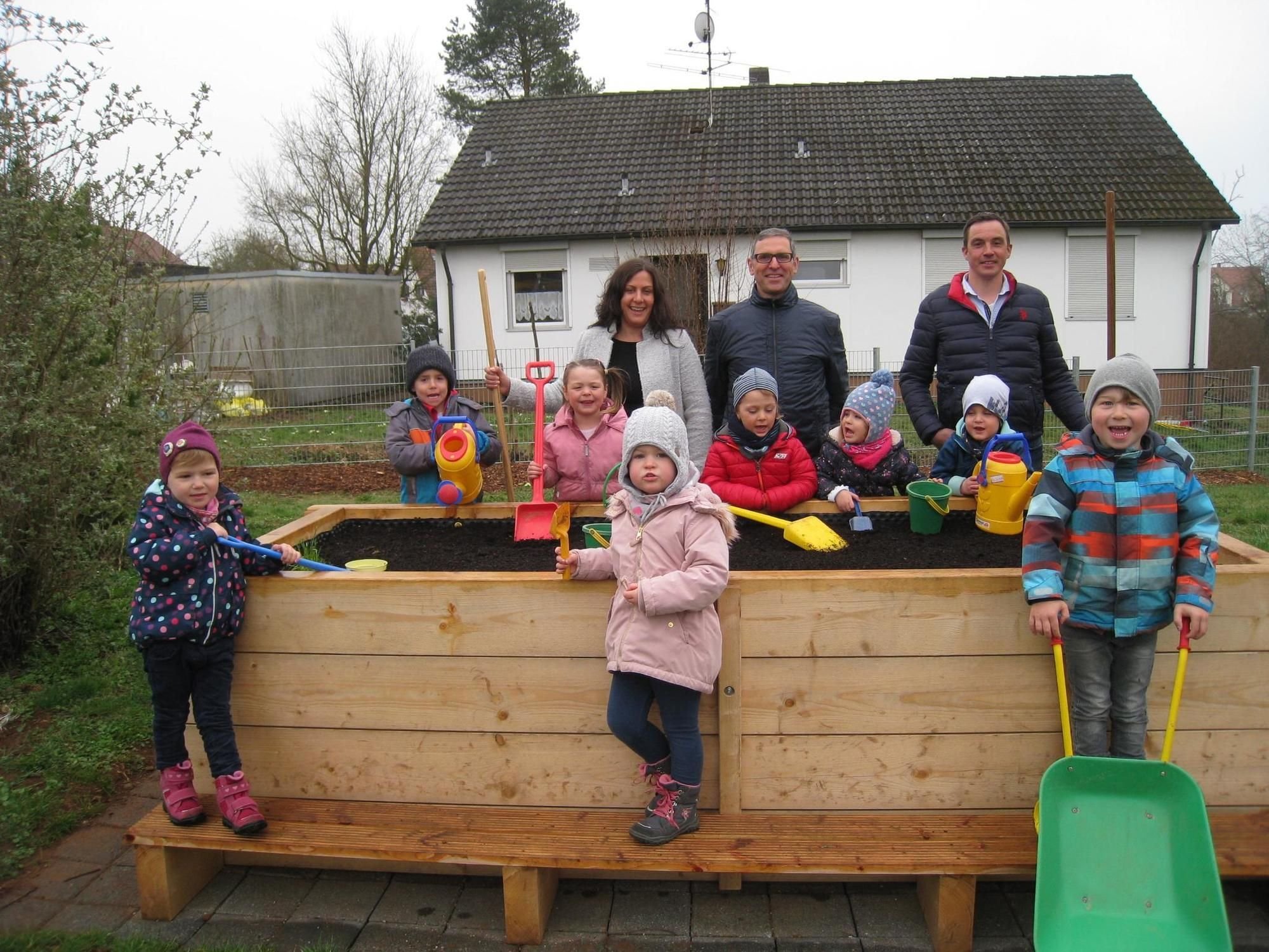 Kleine Gärtner im Kindergarten