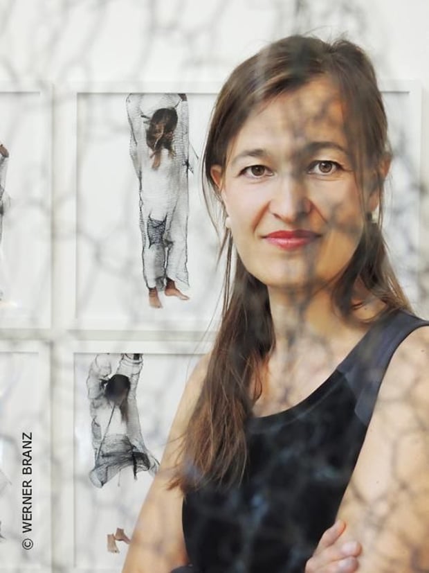 Monika Supé löst Grenzen zwischen Raum und Körper