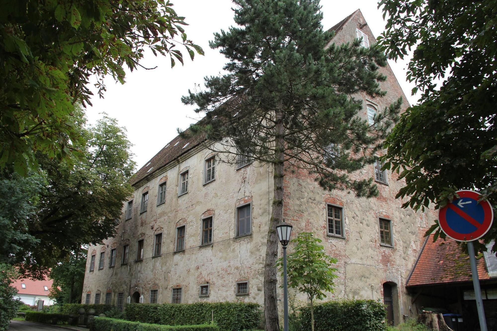 Die Schlossherrin öffnet die Türen