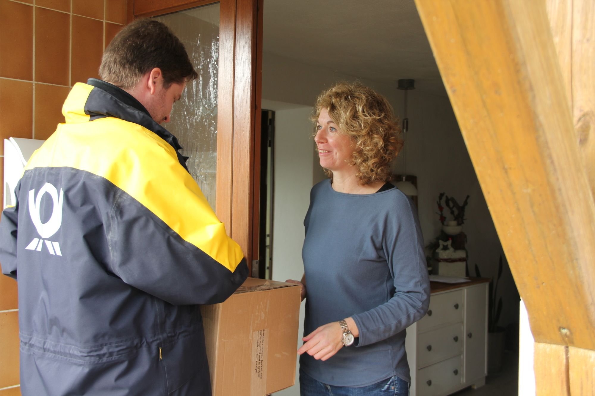 Wie ein Postbote kurz vor Weihnachten die Paketflut meistert