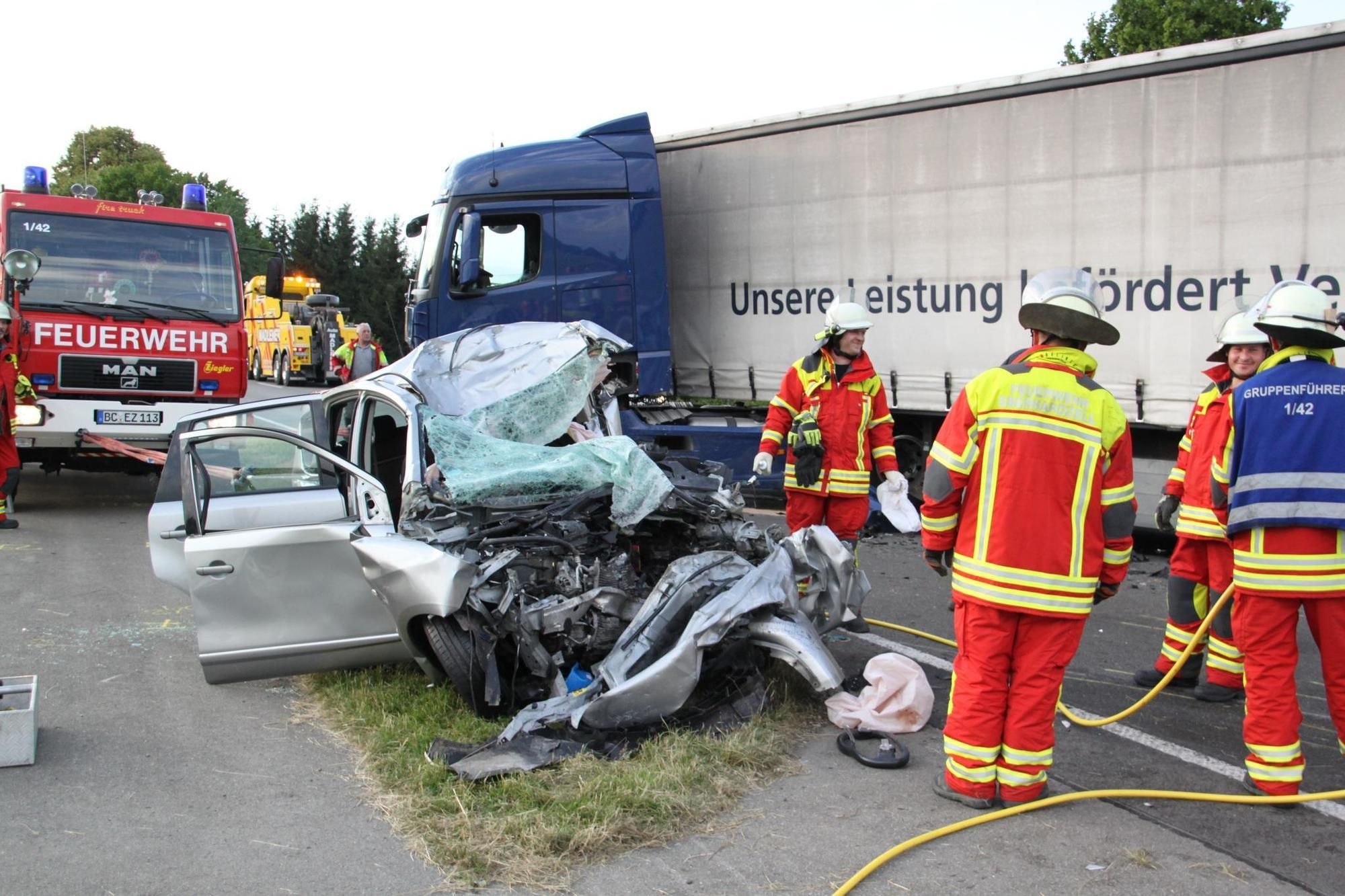 Gegen Lastwagen Geprallt: Frau Stirbt Bei Unfall Auf B30