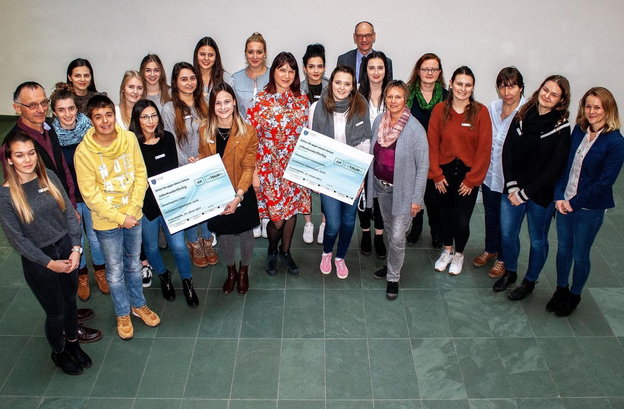 Auszubildende des Landratsamtes spenden für Mensch und Tier