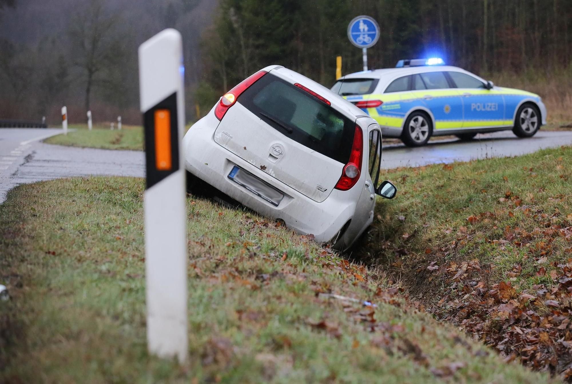 Auto Landet Im Graben