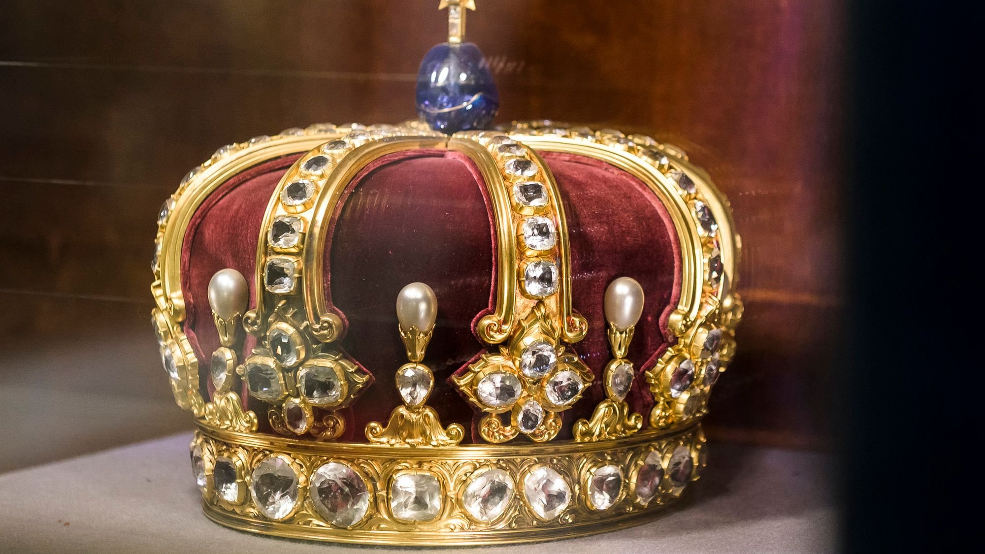 König Karl hat eine Affäre mit einem Mann