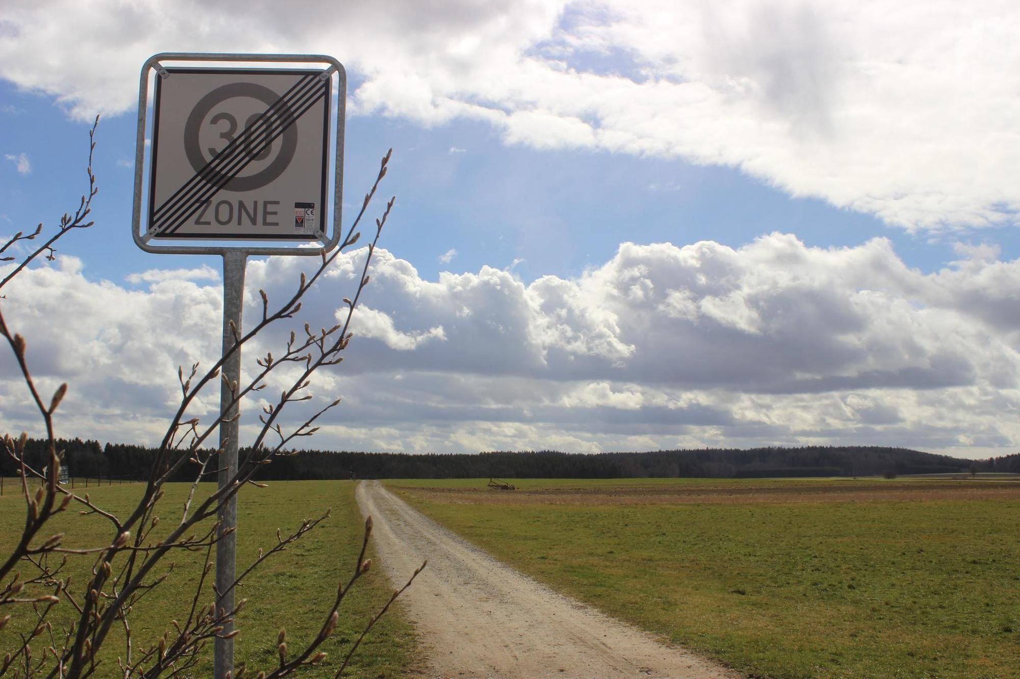 Glosse: Unterwegs Im Muttensweiler Schilderwald