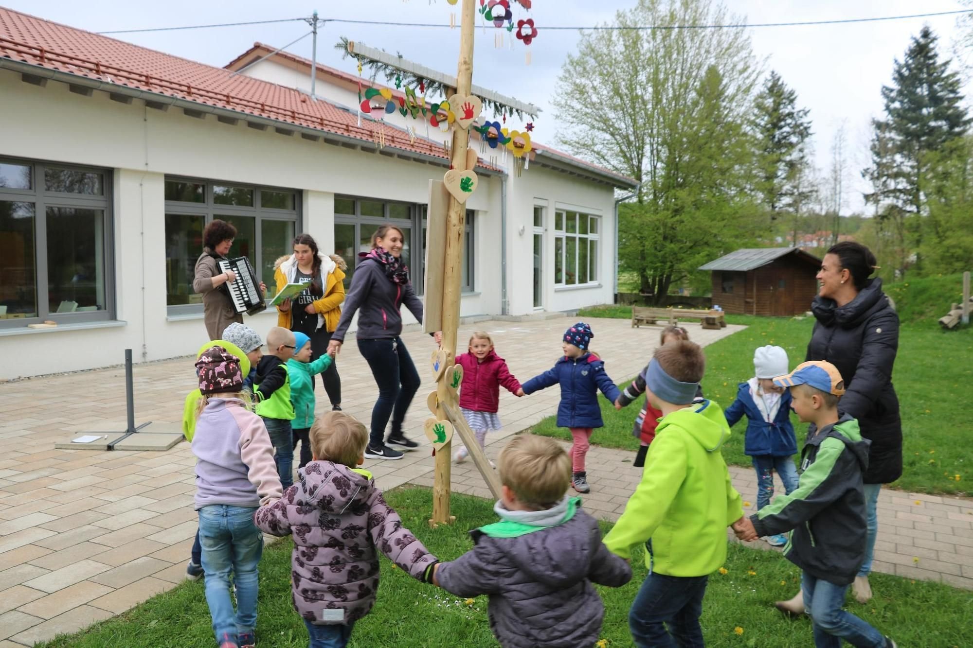 Wer hat den schönsten Kindergarten-Maibaum 2019?
