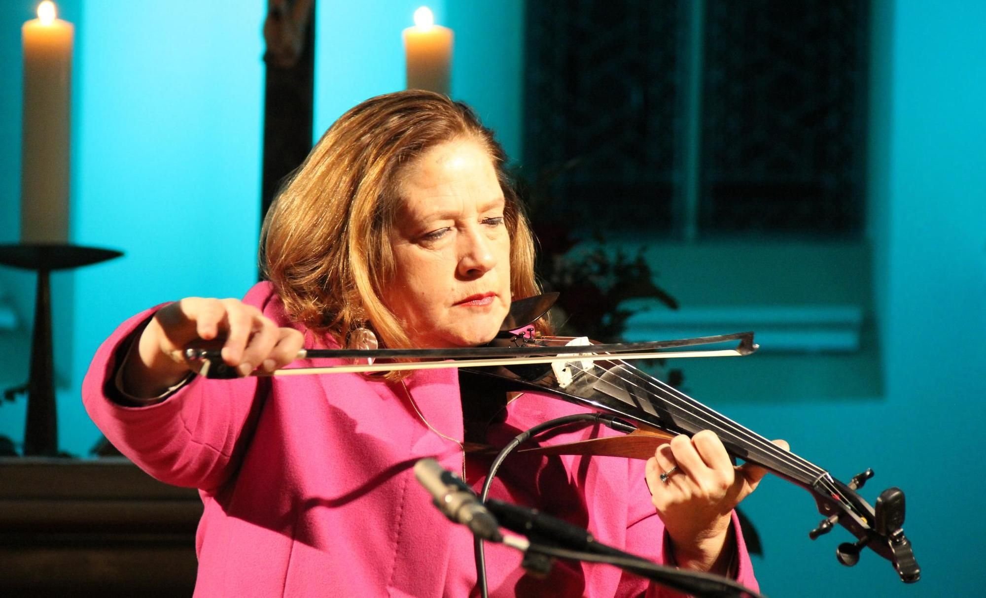 Kathy Kelly besticht mit ihrer Stimme