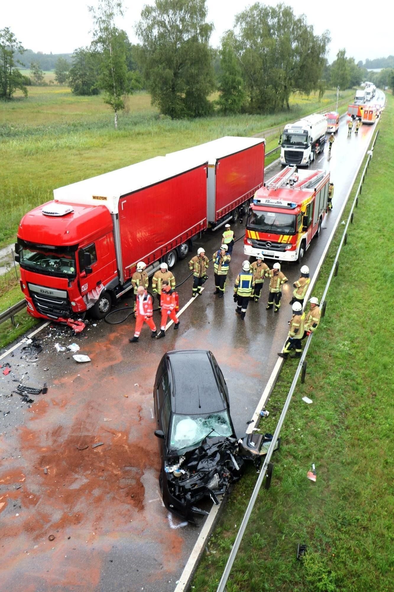 Schwerer Unfall Auf Der B31 - Zwei Menschen Werden Verletzt