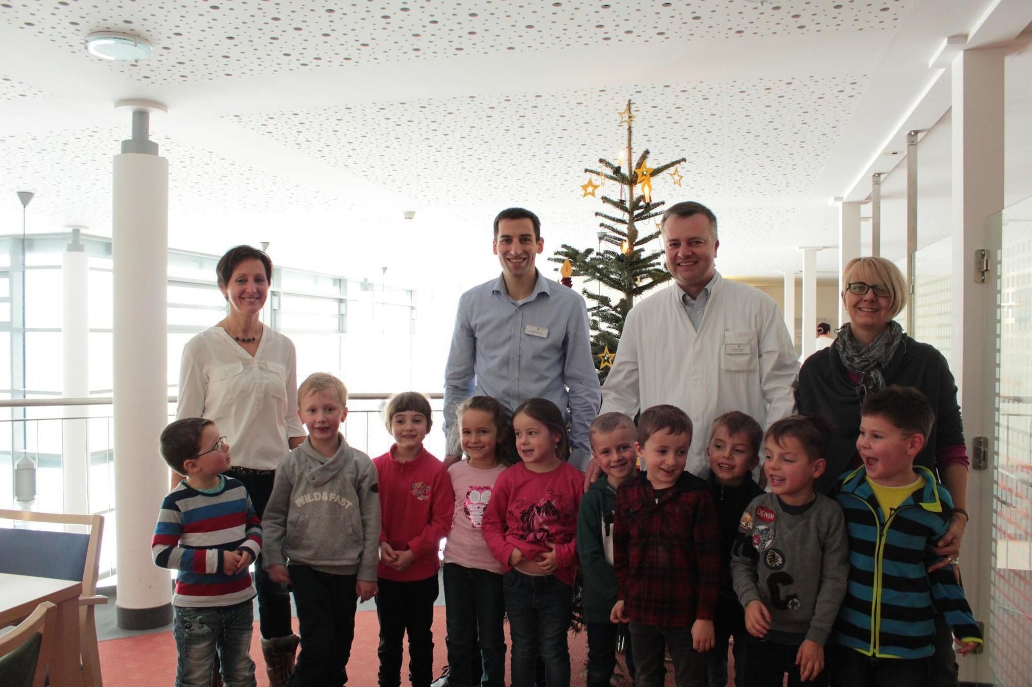 Kinder von St. Martin schmücken Christbäume in der Rehaklinik