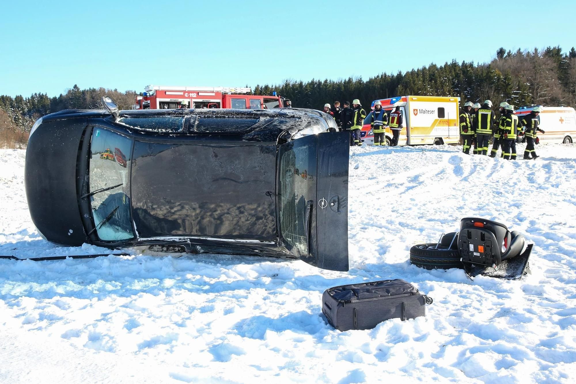 Auto fährt in Schneewehe und kippt auf die Seite