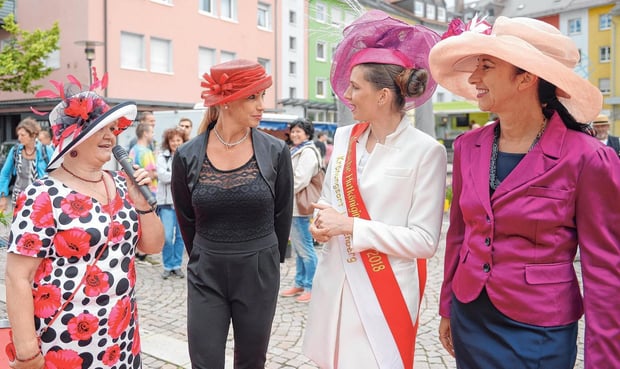 Hutmodenschau mit Hutprominenz auf dem Schlemmermarkt