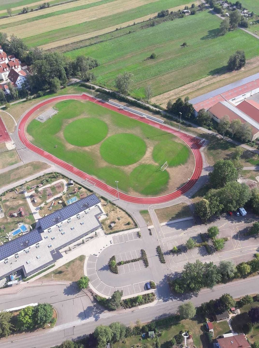Sportplatz mal anders Das Runde muss ins Eckige