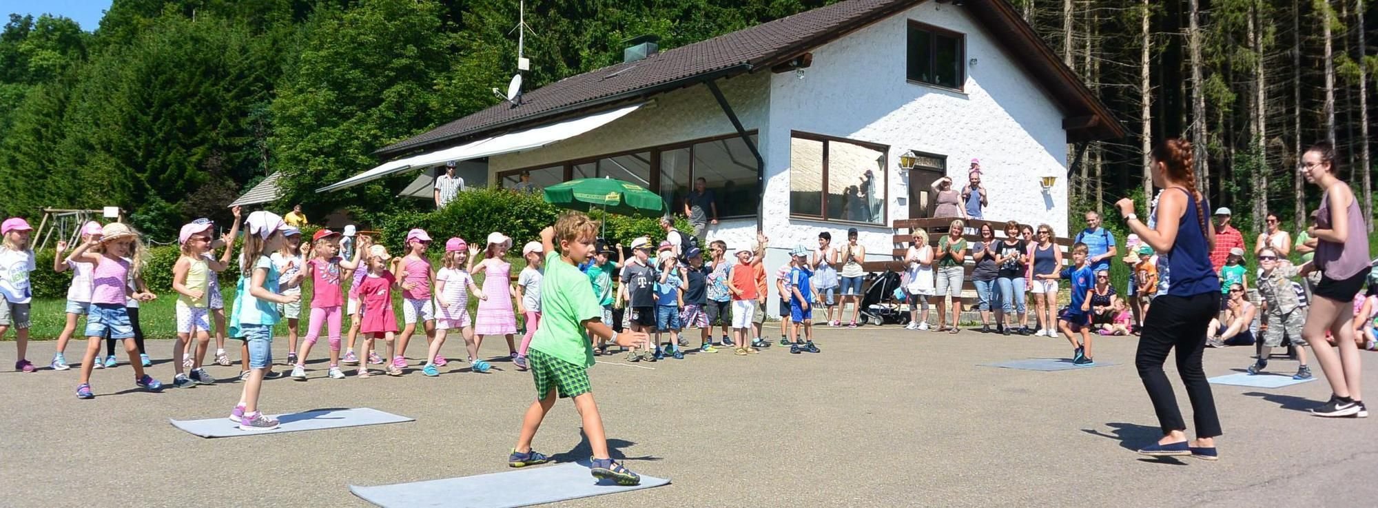 Kunterbunt-Kinder Heben Ab Beim Familientag