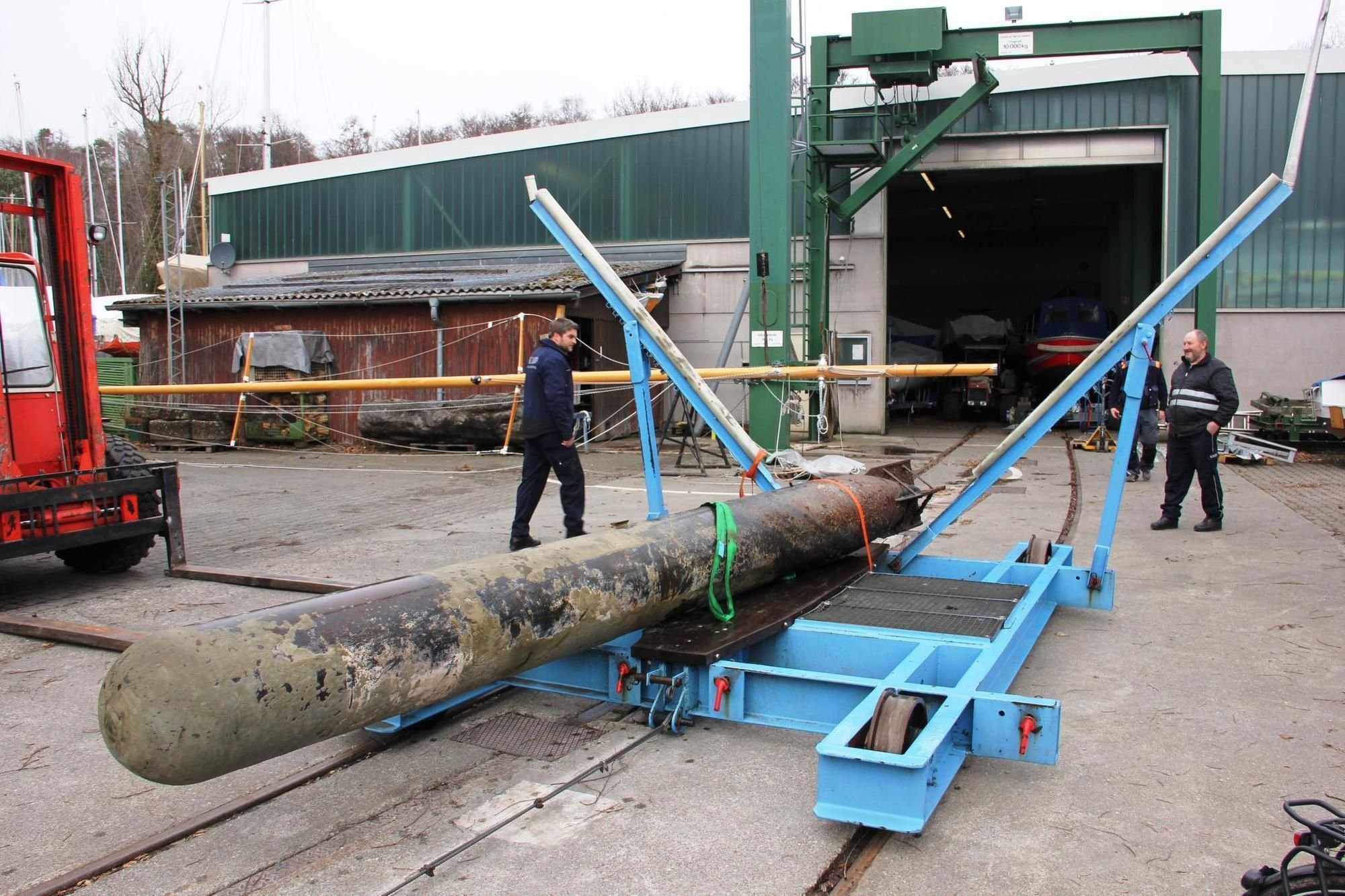 Taucher bergen Torpedo aus dem See