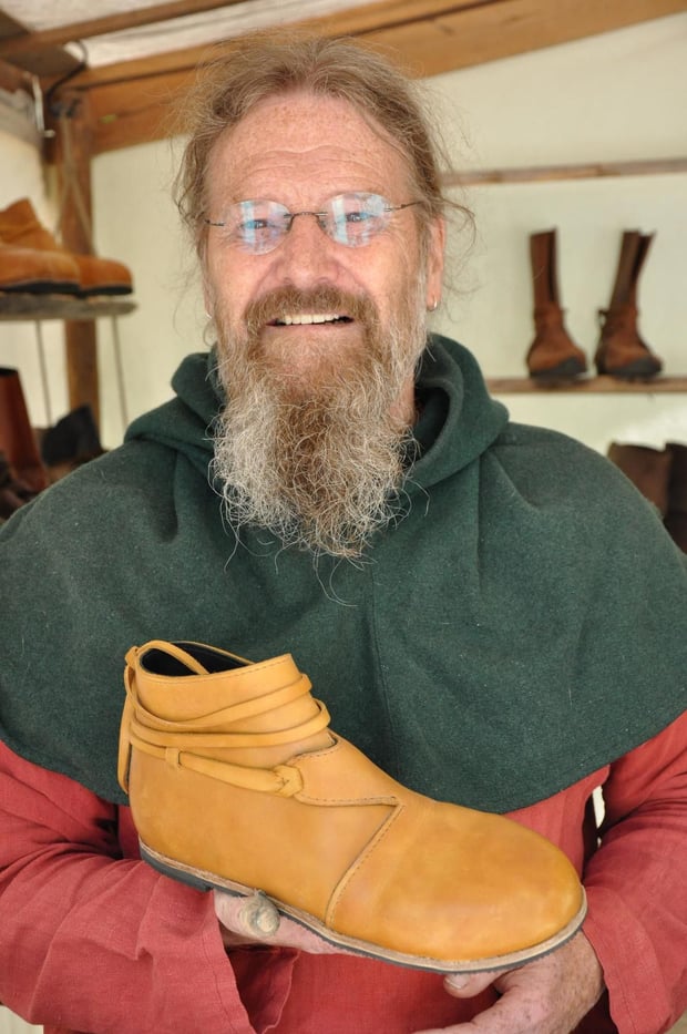 Schuhmacher zeigt sein Handwerk