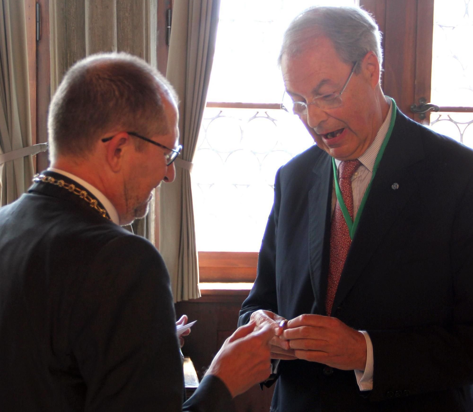 Wolfgang Schürer trägt den Goldenen Bürgerring