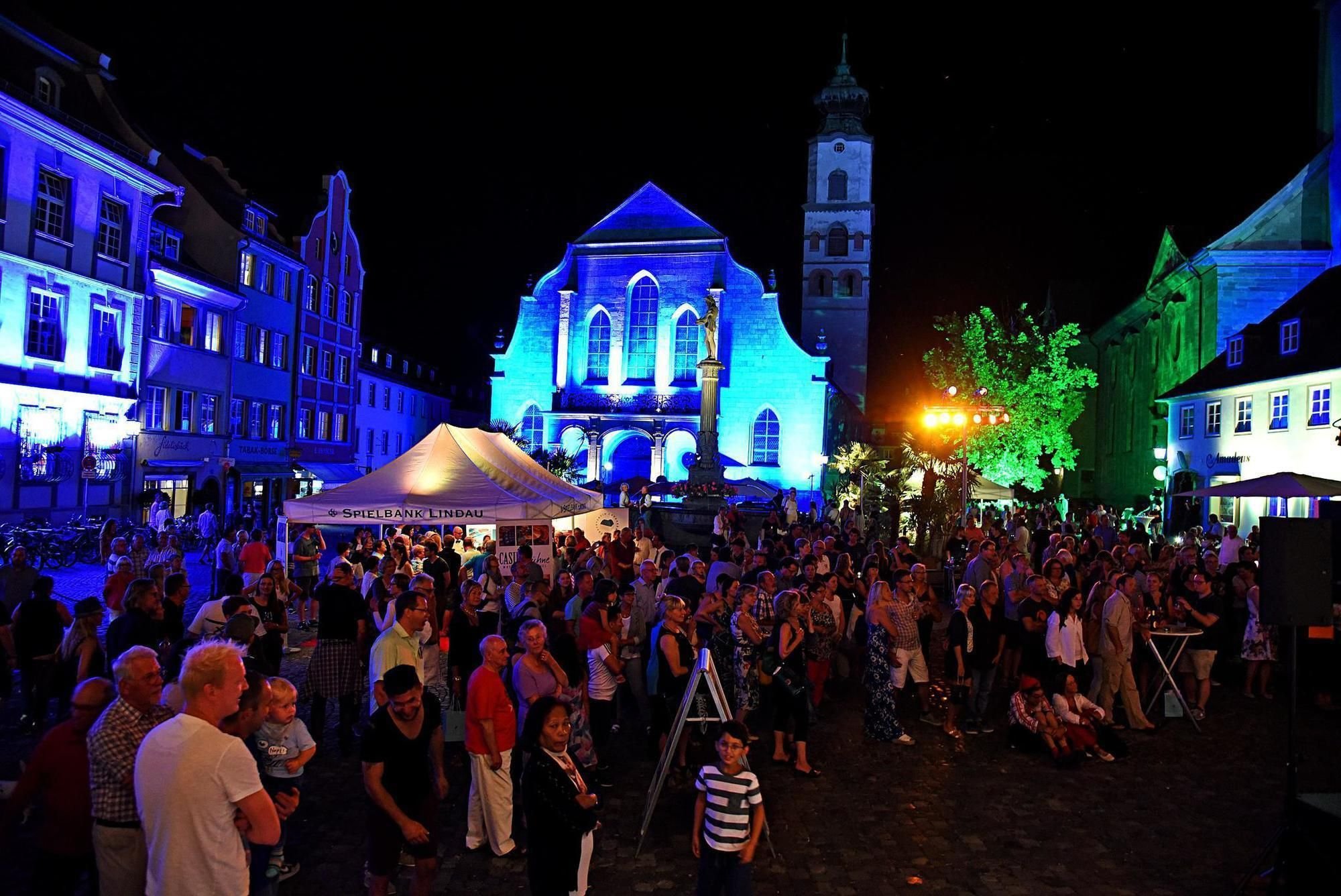 Gedränge bei der Kultur und Einkaufsnacht