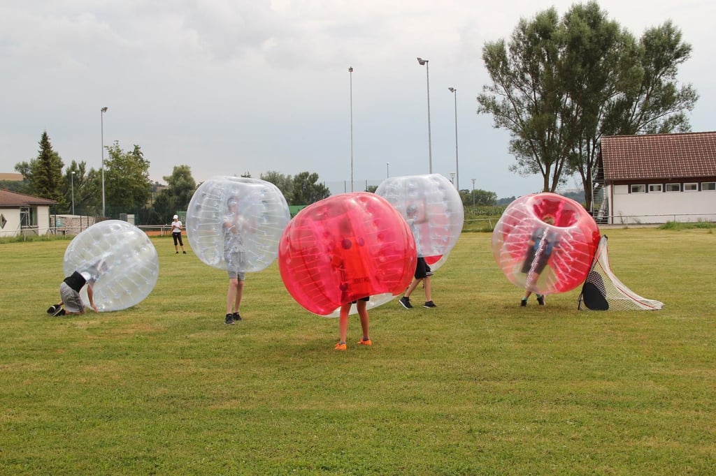 Acht Mannschaften treten beim BumperBallTurnier gegeneinander an