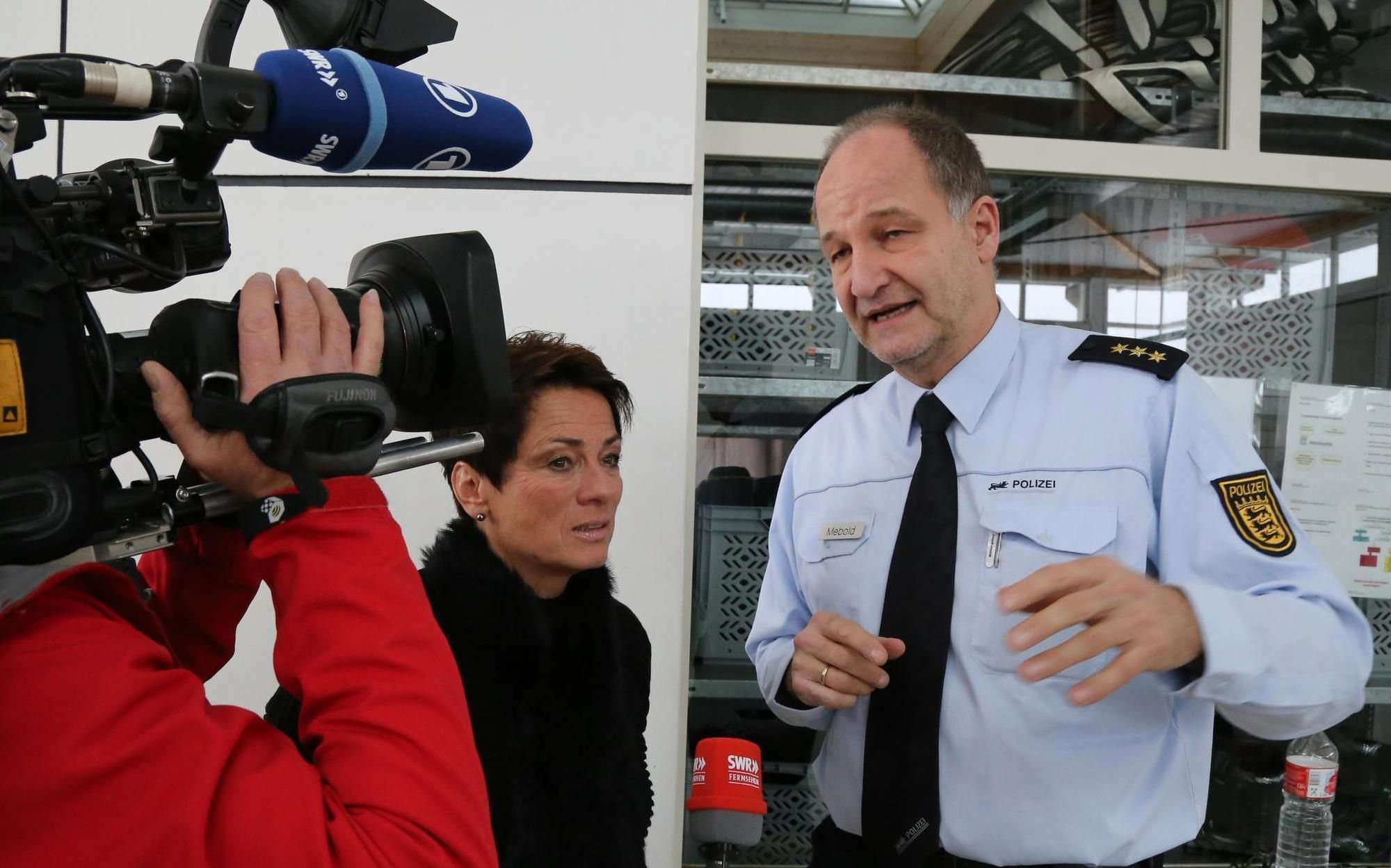 Fernsehfrau in Handschellen